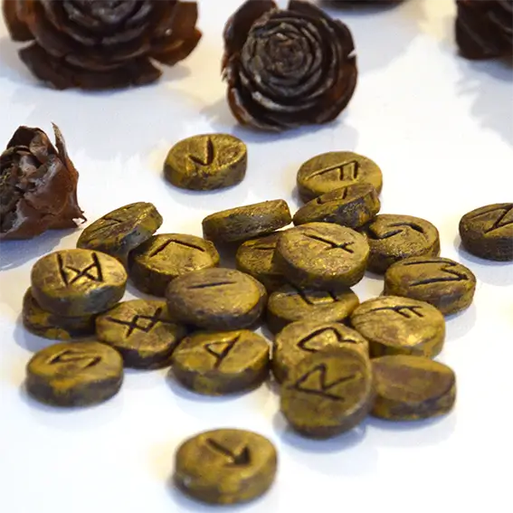 Jeu de runes en argile fait main – 24 runes Futhark ancien + Rune Wyrd unique